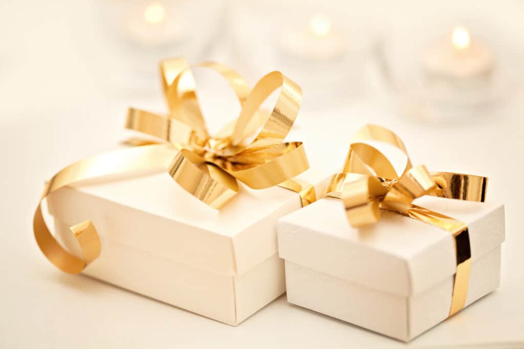 Share 165+ gifts to give wedding guests latest